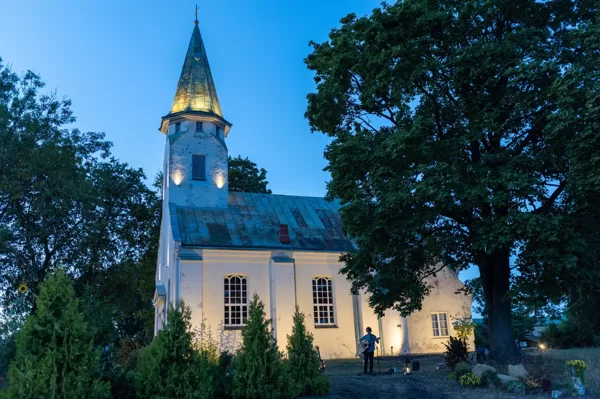 Svinīgi iedegts Olaines Sv. Elizabetes baznīcas ārsienu apgaismojums